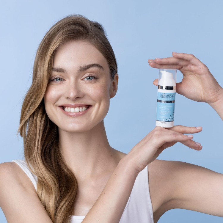 bezolejowy_hydro_krem_nawadniaj_cy_z_efektem_glow_modelka.jpg